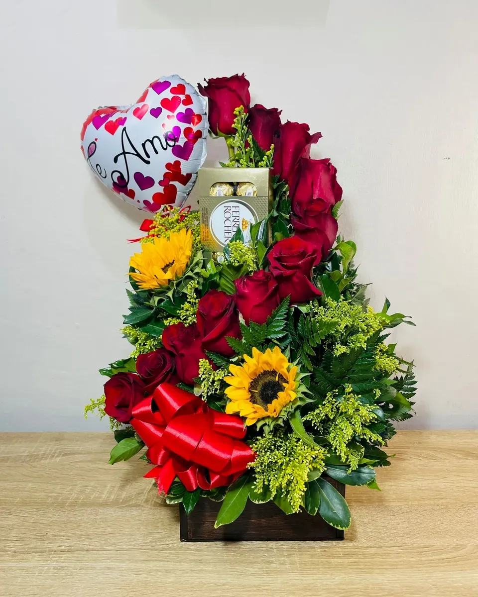 Arreglo de rosas rojas y girasoles con globo de corazón