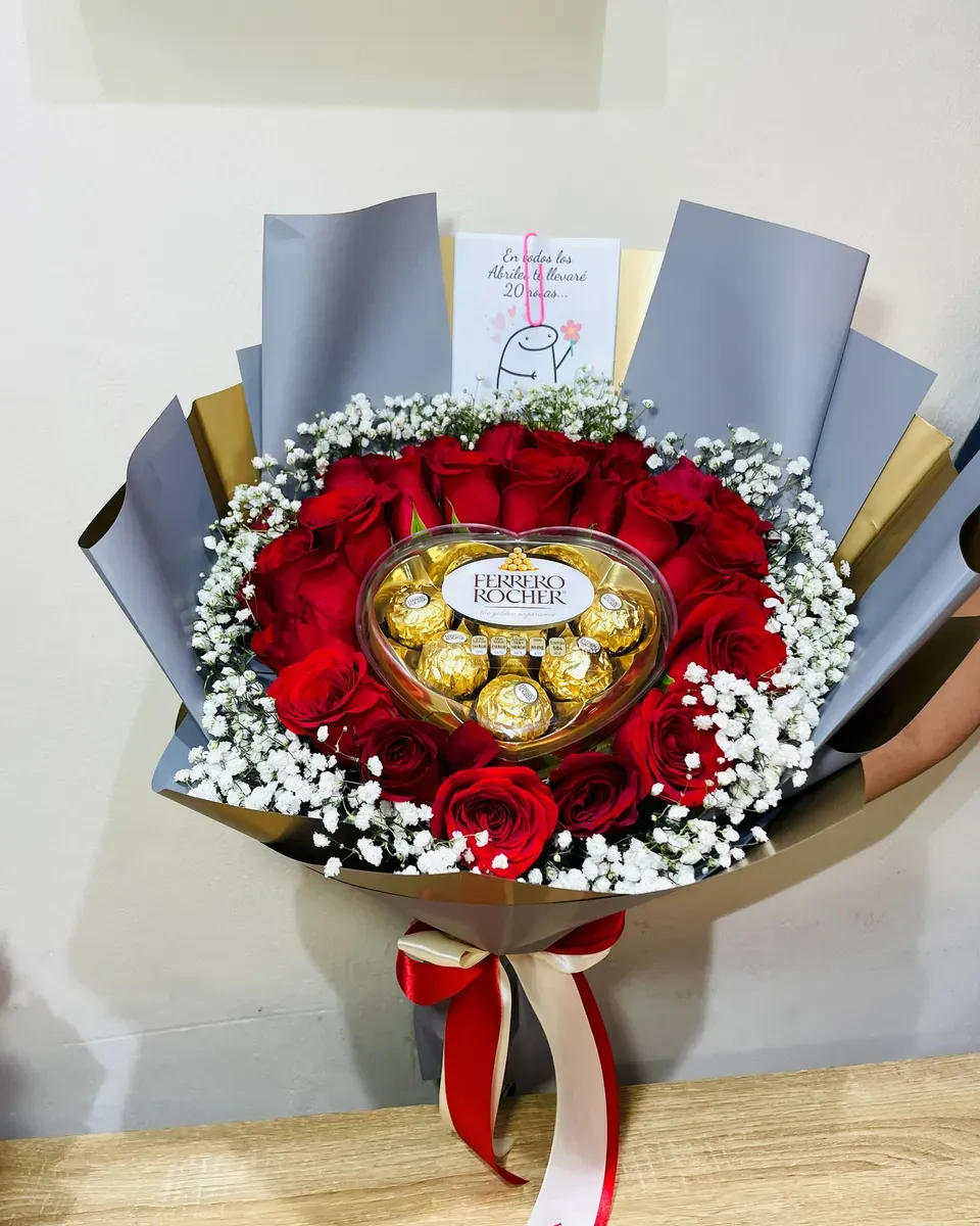 Bouquet de rosas rojas con bombones y papel gris