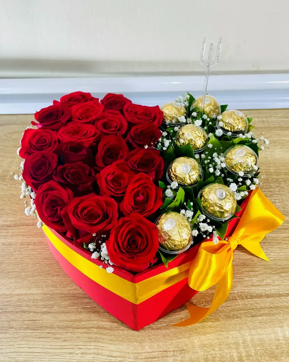 Caja en forma de corazón con rosas rojas y bombones