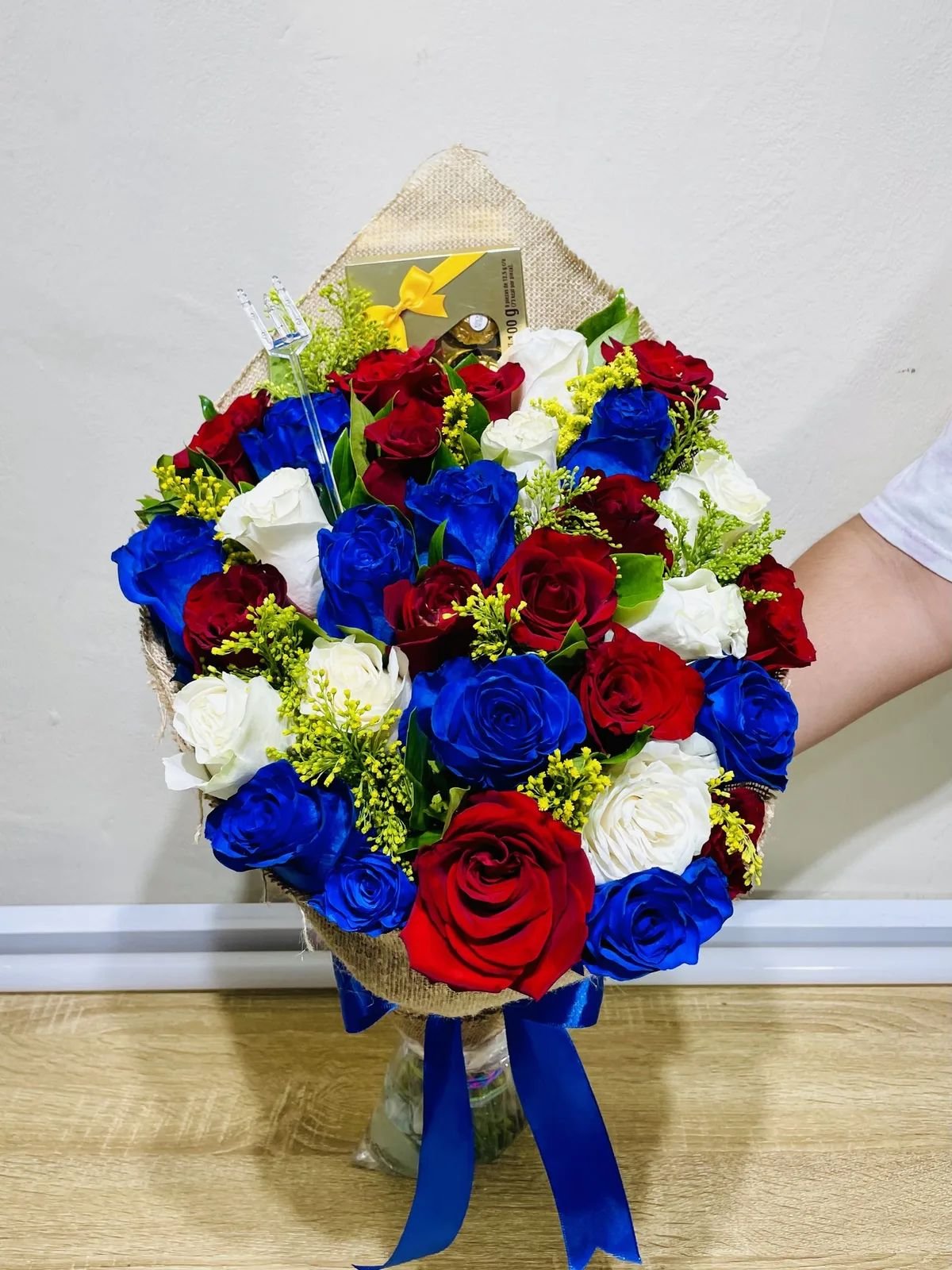 Ramo de rosas azules, rojas y blancas.